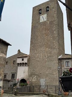 Der berühmte Turm der Stadt ist interessant und geheimnisvoll 